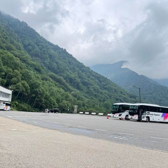 扇沢駅に到着、無事ゲッザーン

これからの時間帯が特に暑いのに午前中に下山してしまいました😆