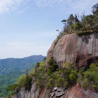 雌岳から雄岳を眺める