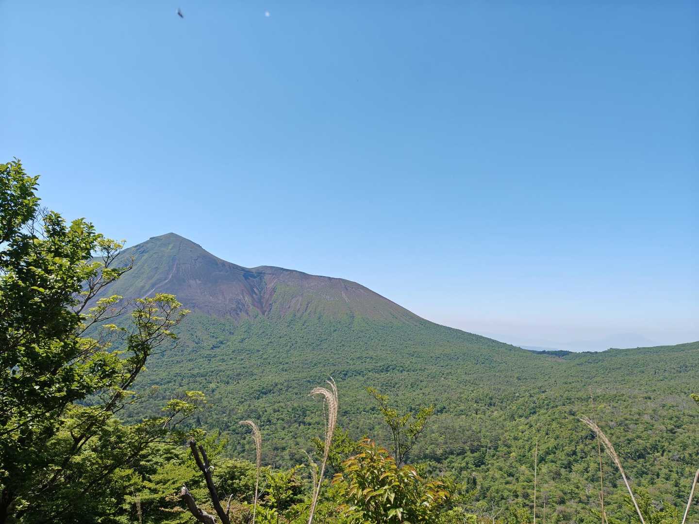 高千穂峰と右奥に霞んでいますが桜島🌋