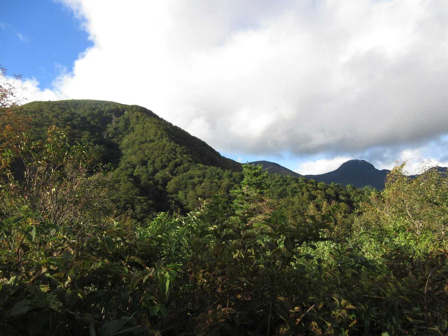 
手前：大関山
右奥：仙台神室岳