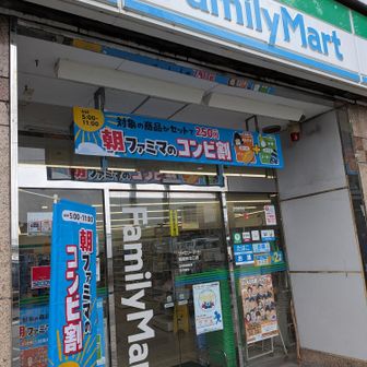 飯能駅直通の駅ビル、ぺぺ1階にあるファミマでアメリカンドッグとサラダを買った。