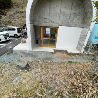 駐車場に下りて来た、この建物は名水を売る販売所だった