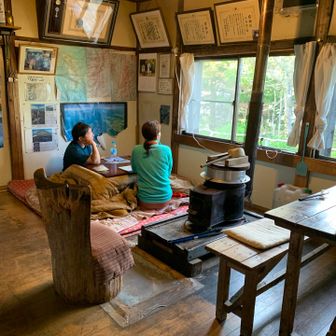 談話室と食堂
人数少ない時はここ一部屋で完結
奥に広い食堂と別にもう一つ談話室あります。

