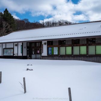 高原の自然館前に駐車。
雪遊びやスノートレッキングに来られている方がけっこうおられました。