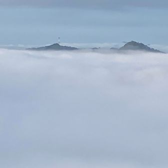 五峰山から角尾山に向かう
　第二ピーク⛰️と角尾山⛰️の
　　山頂付近が雲☁️の上に顔🫨出す