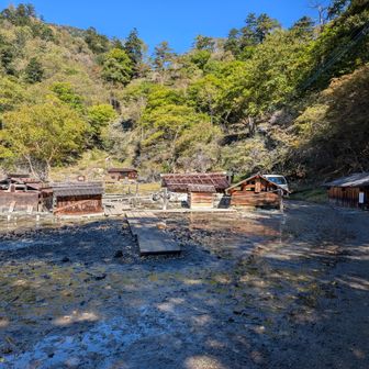 湯元温泉の硫黄の匂いがするなか刈込湖を目指します。