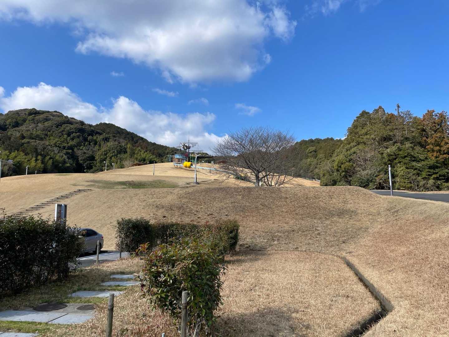 整備された公園を横目に登山口を探します➡️
