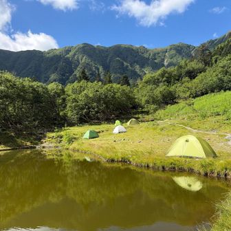 設営場所を物色
暑そうなので池の近くはやめて小屋の近くにしました