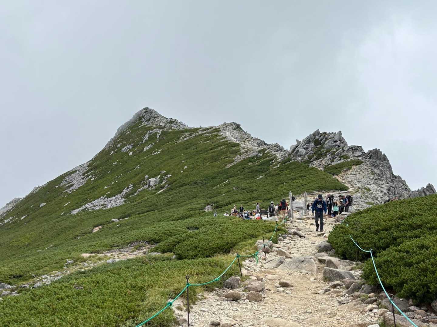 見えてる山は中岳⛰️ よく木曽駒ヶ岳と間違えられるそうです
こちら側も歩いてみたいな😊
