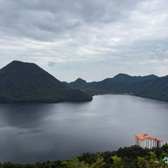 硯岩から　
榛名富士が榛名湖を挟んで対岸に見える。