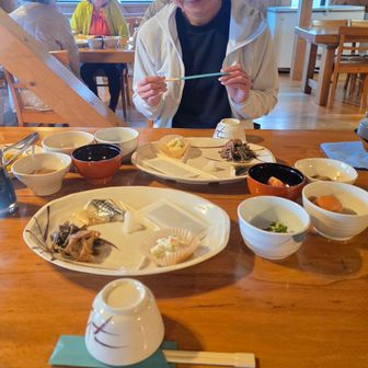 すごく美味しい夕飯
材量の名前聞いたから覚えてるうちに　月山タケノコ　ブナハリ夕ケ　ユキザサ　　ゴマナ　わざわざ写真も見せてもらいました
本当に親切な山小屋でした　　