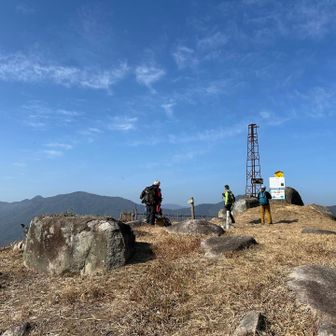 山頂は、雑木が斬られて、こんなに見通しよくなっていて、360°見渡せます。丁度　お昼刻だし、良いお天気と見晴らしなので、食事にしました。円熟味のある方達は、話の幅も広くて深い^_^