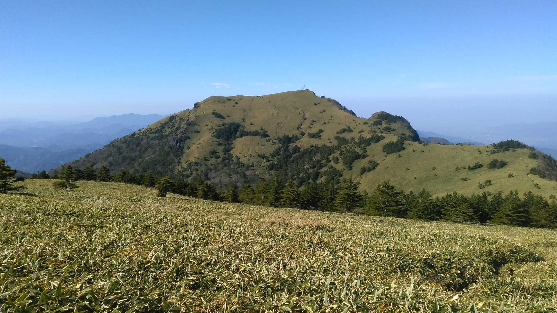 振り返って堂ヶ森。風がきつく吹いている。