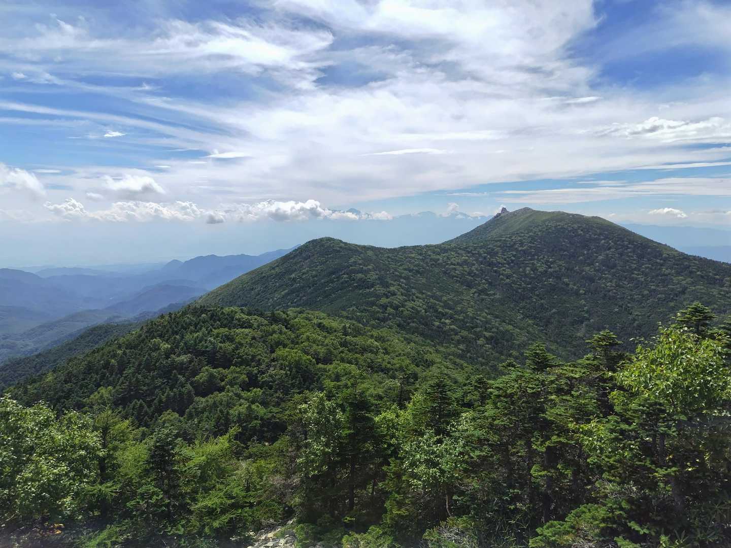 朝日岳まで戻って金峰山を振り返る