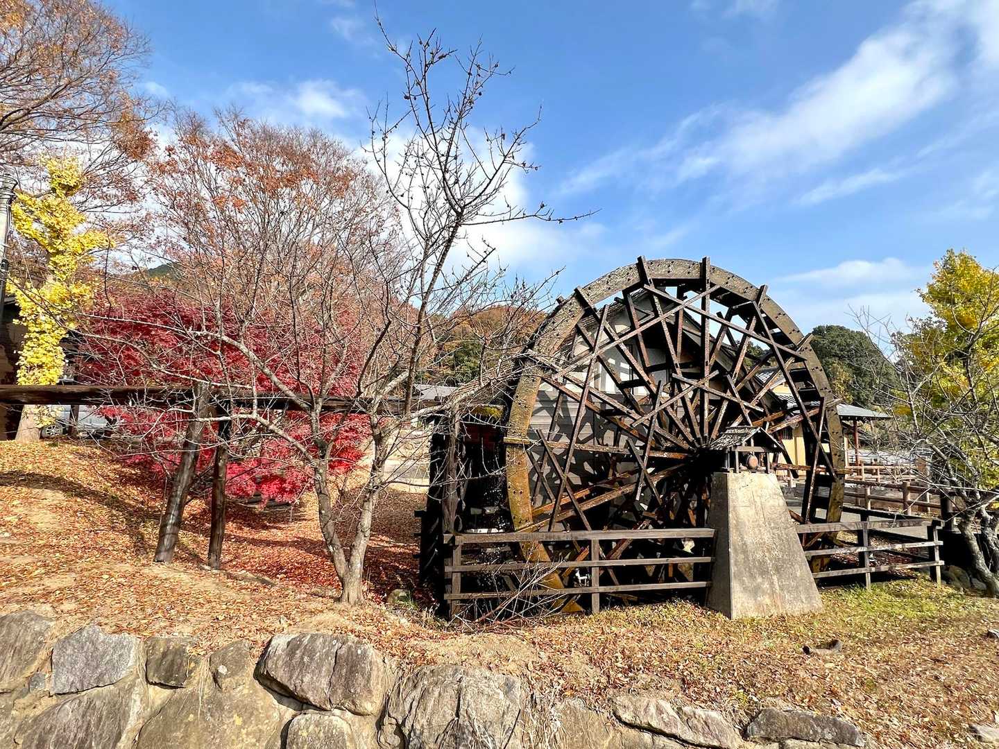 「小町の館」のシンボル、大きな水車🥰