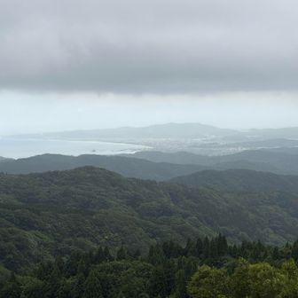 山頂から望む富山湾と氷見の市街地