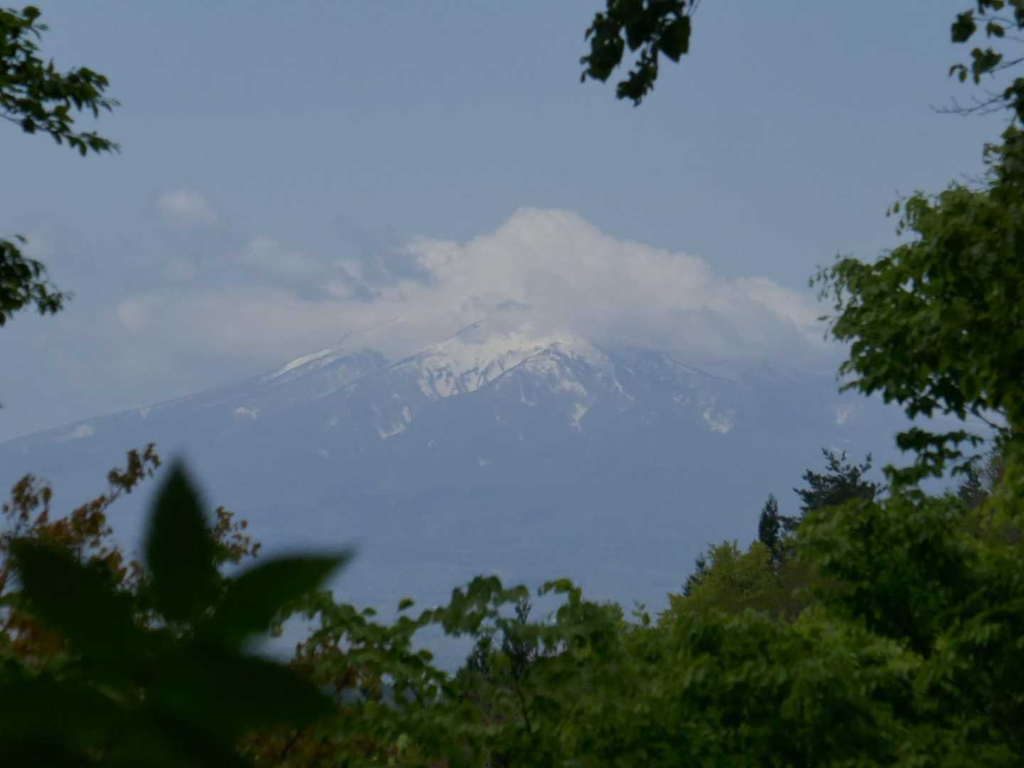 帰りの岩木山展望所から。だんだん天気が良くなってきました
