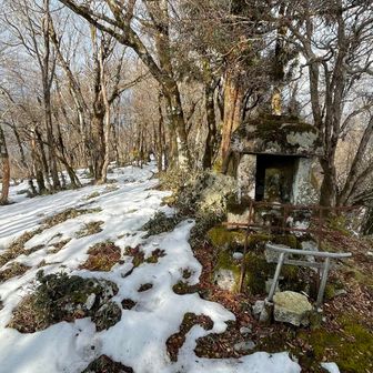 中都山山頂。残雪が増えてきた