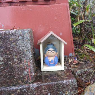 台風の風で飛ばされて祠の後ろにありました良かった