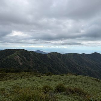歩いてきた丹沢山塊、奥に大山