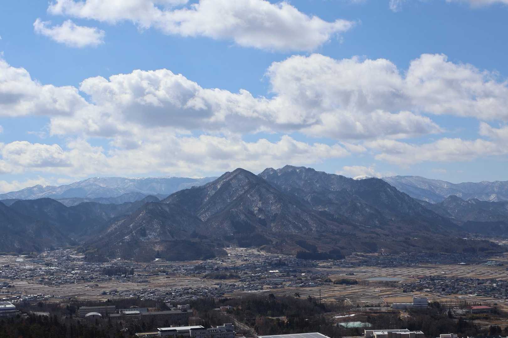 ひとつめからの眺望
あれは独鈷山かなぁ…ずっと登ってみたいと思ってるのに、何年も眠ってるよね

二つ岩はどちらも展望良し！
丸太の腰掛もあったし、休憩適地です😉