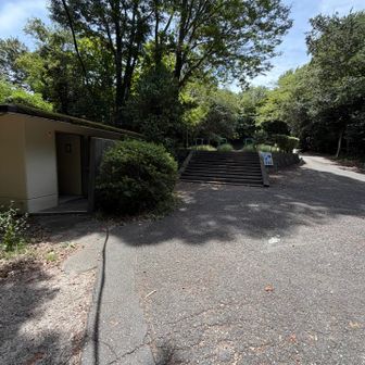 雌岡山山頂トイレ