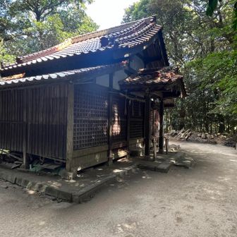 毘沙門堂になります。白村江の戦い(実際は唐とだけと戦った、新羅は逃げ回ってばかりだった)の跡、大野城を建造したが、使われなかった。しかし、その後、新羅が呪詛（じゅそ）（恨みに思う相手に災いが起こるよう神仏に祈願すること。当時、敵に対する有効な攻撃手段と考えられていた）を行っているとの情報を得た日本は、これに対抗するため、宝亀五（七七四）年、持国天（じこくてん）・増長天（ぞうちょうてん）・広目天（こうもくてん）・毘沙門天（びしゃもんてん）の四天王（してんのう）を祭った四王寺を建立しました。現在、毘沙門堂が建っている場所の周辺がこの四王寺建立地とされており、四王寺山の名はこのことに由来している。