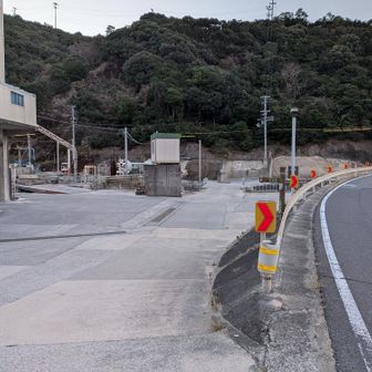 生コン工場の中に入っていきます