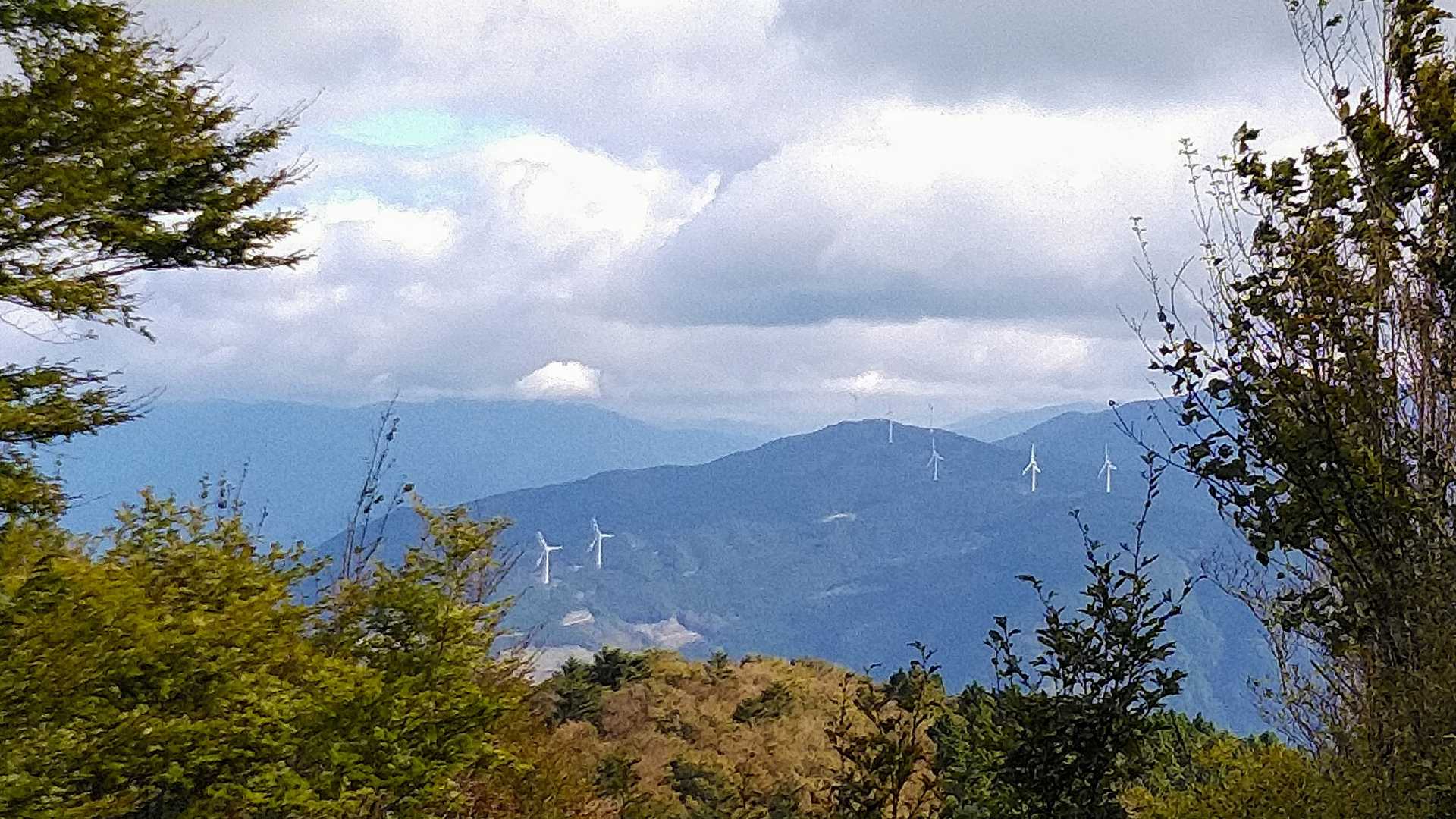風車が点々と続く山並み