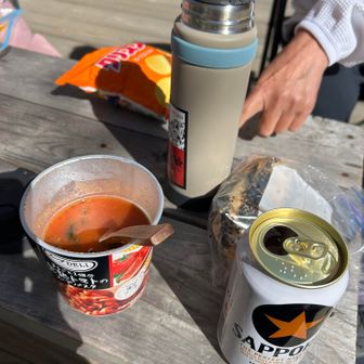 とてもいいお天気なので、
小屋前のデッキでランチ
もう登らないので、🍺も飲んじゃった