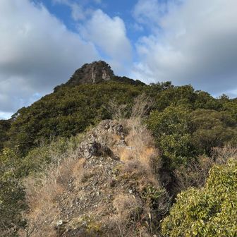 鳥兜岩付近から見た山頂です。