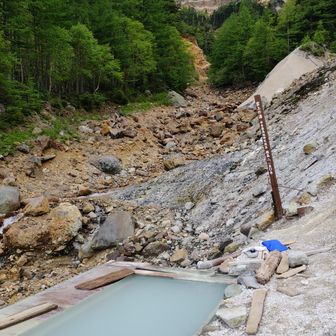 野天風呂。この日の湯温は熱かった。3分は入れない。