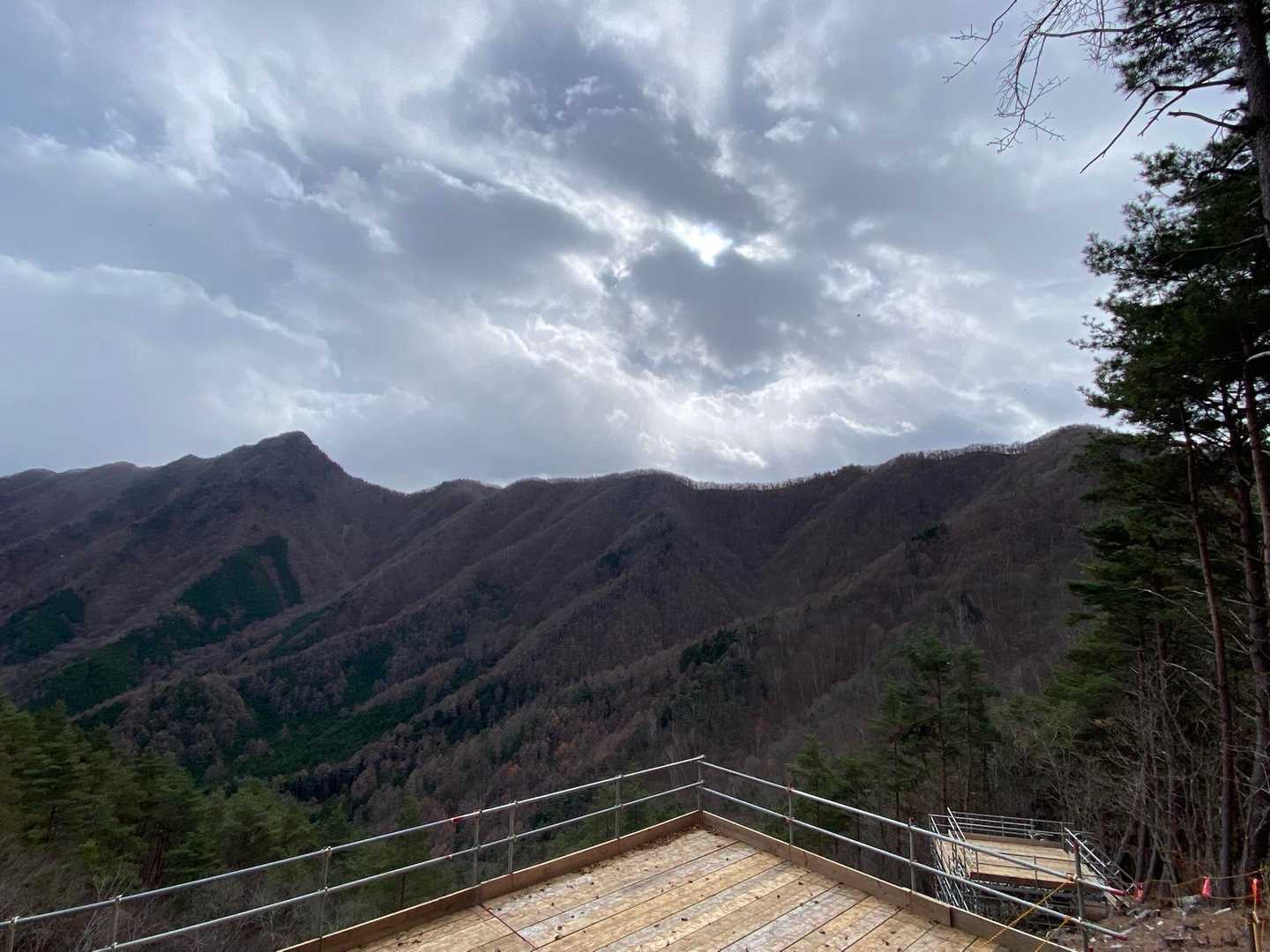 釈迦ヶ岳からの降りで見えた作業用舞台？当然、こちらからは釈迦ヶ岳の尖りが見えます