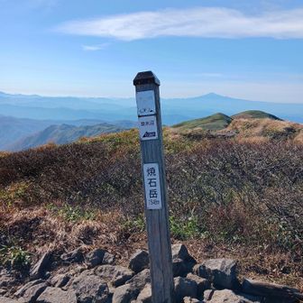 山頂からは栗駒山、鳥海山、岩手山、早池峰山、八幡平などが眺望出来ました。