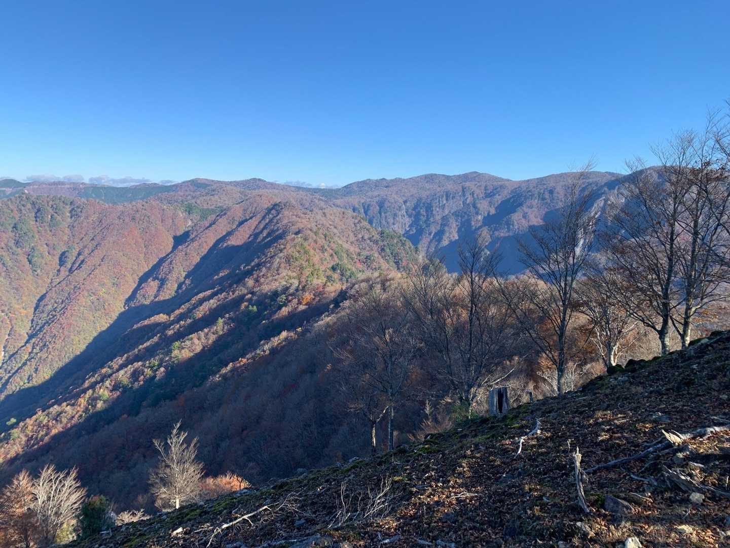 又剣山山頂からこの尾根(竜口尾根）を先へ進みます