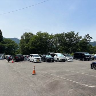 到着
泥だらけの靴を洗う