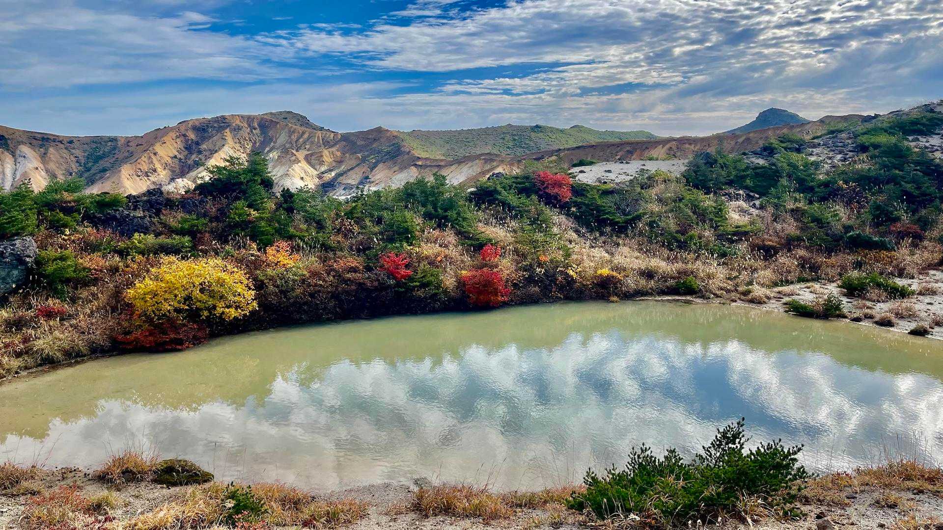 名もない池（水たまり？）ですが、写真にすると意外ときれいです
右奥には安達太良山頂上の「乳首」、左側には鉄山が見えます