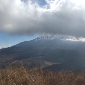 さきほどの看板を過ぎると、至近距離の富士山
今日は雲がかかってしまっている