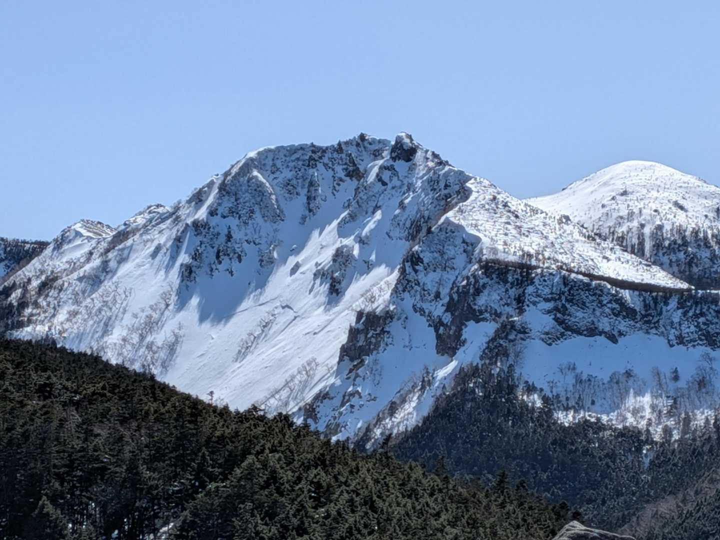 山頂からは荒々しい東天狗岳が間近
これ見たら登りたくなった🏔️