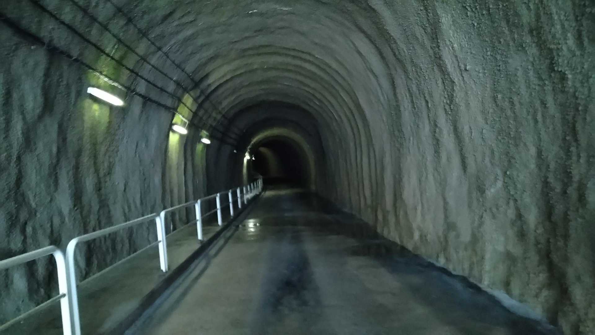 トンネルの中はじゃりじゃりしてる