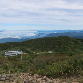 ロープウェイ山頂駅と三宝荒神山