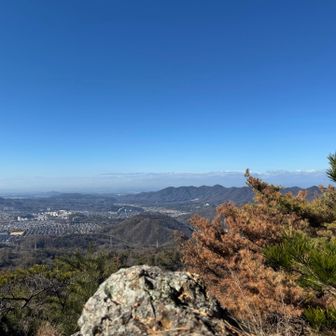 双子山の前に天狗岩🪨に寄り道
本日最初にして最後の展望✨
で早々と山頂メシ🍙😆