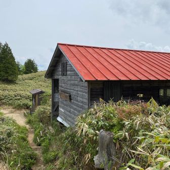 なんと立派な避難小屋
トイレも綺麗で水洗、洋式、
トイレットペーパーあり
紙はゴミ箱へ