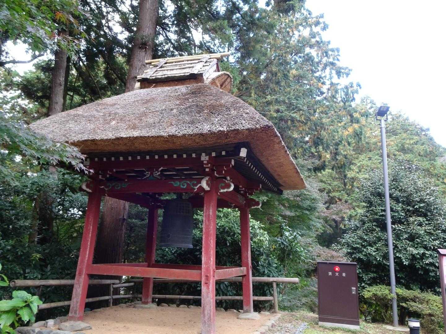 茅葺屋根の銅鐘