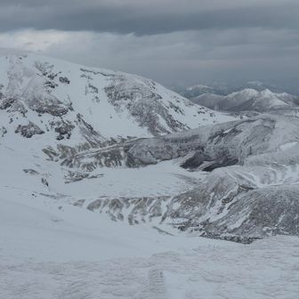 さて！帰りましょー！最後にもう一度お釜をパシャリ📸
帰りは向かい風🌀🌀登りよりもキツイ💦
顔痛ーい！(>_<)
