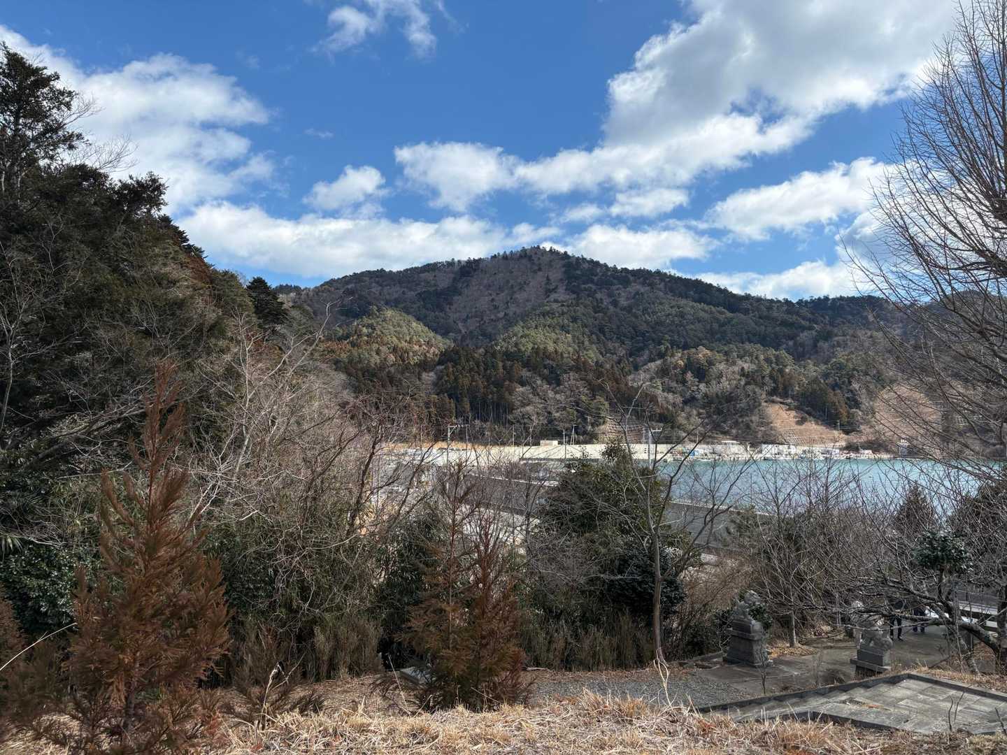 ふたたび葉山神社
参拝に来ていた地元の人に
「お山登ってきたの❓　すごいね〜大変だったでしょう」
「最近なんだか来る人多いんだ。うれしいねえ。」
今日いちばんのごほうびに心がほぐれる🎁

正面に小富士山
石投山や高梨山から見えて気になっているお山