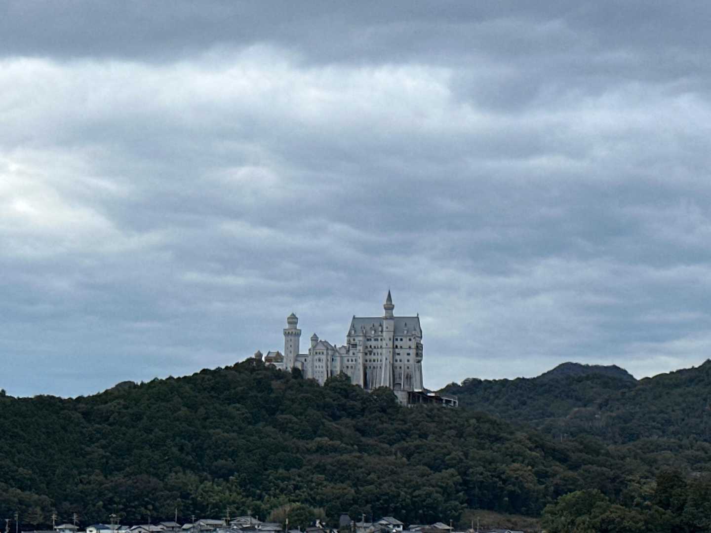 遠くに姫路の名所太陽公園のノイシュバンシュタイン城が見えます。
