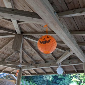 駐車場の東屋もハロウィン仕様🎃