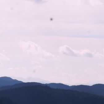 奥に薄く見えるお山は何だろう？