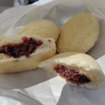 八重山登山口で酒まんじゅうを頂きました。生地がもっちり。